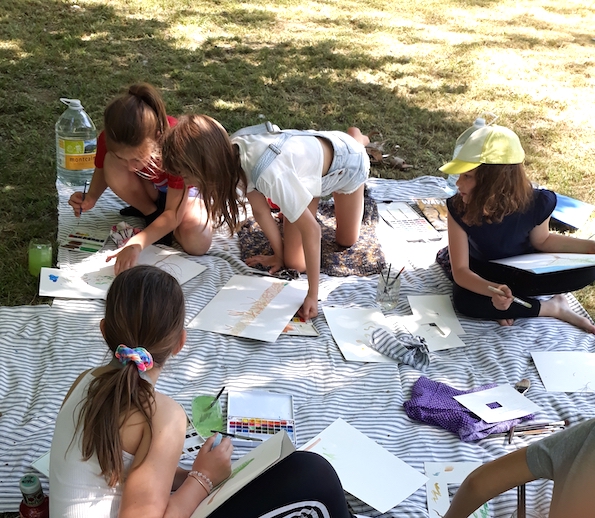 Groupe d'enfants réunis lors d'un stage autour des peintures naturelles à Auriac-sur-Vendinelle.
